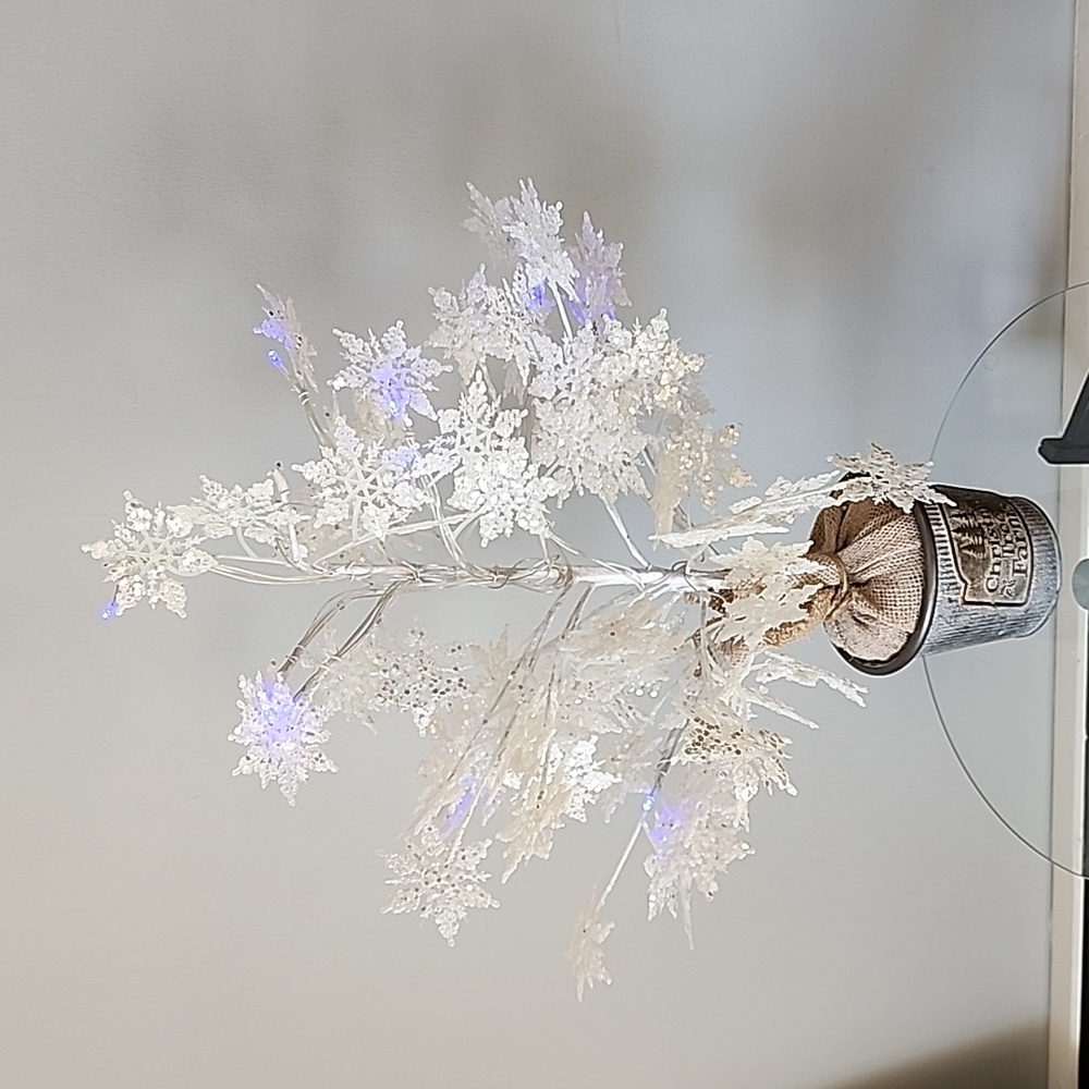 Snowflake light up tree